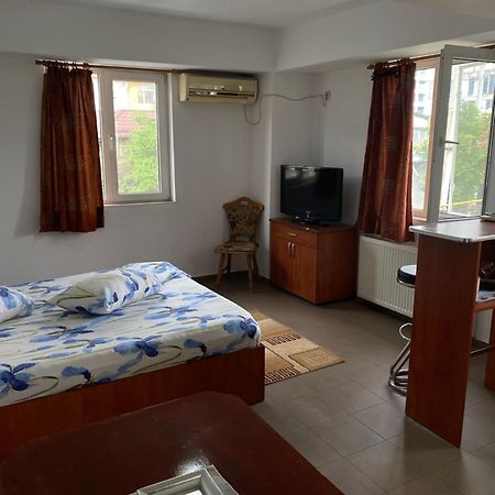 Quiet Garden Ground Floor Apartment Bucureşti Ngoại thất bức ảnh